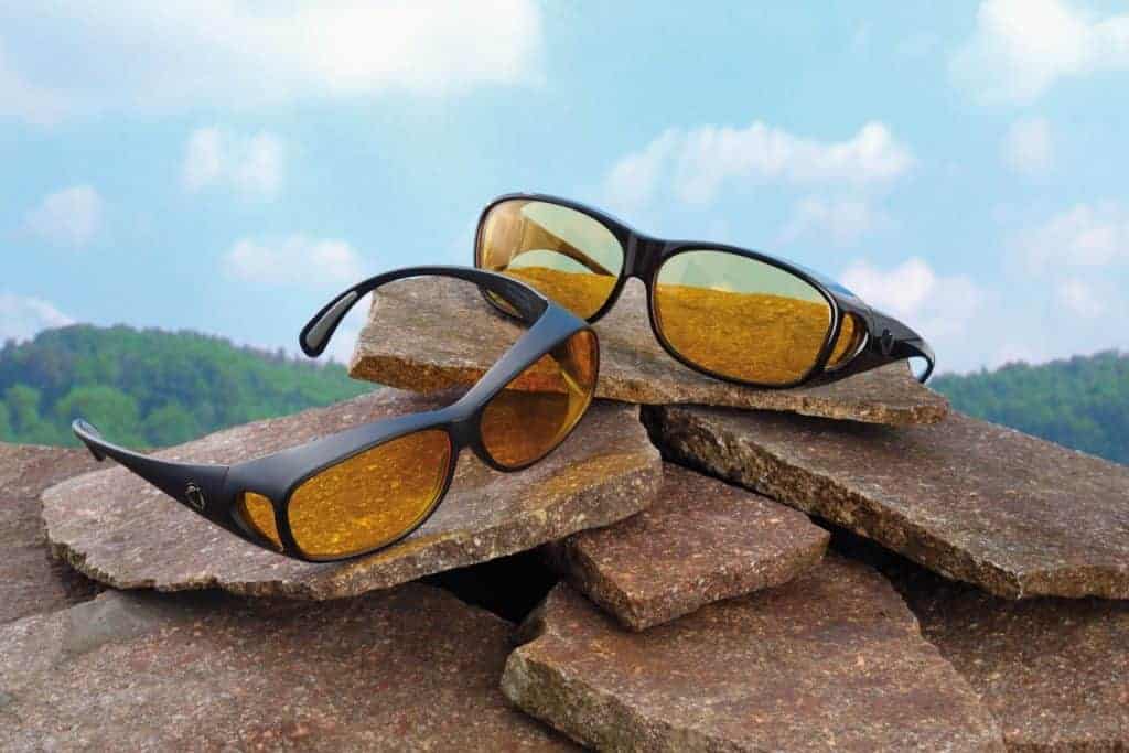 Kantenfilter-Coverbrillen positioniert auf Steinen