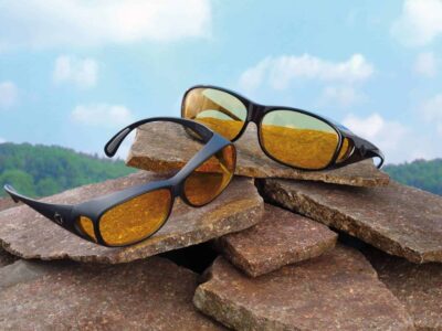 Kantenfilter-Coverbrillen positioniert auf Steinen