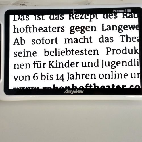 elektronische Lupe Pangoo 8 auf einer Zeitung