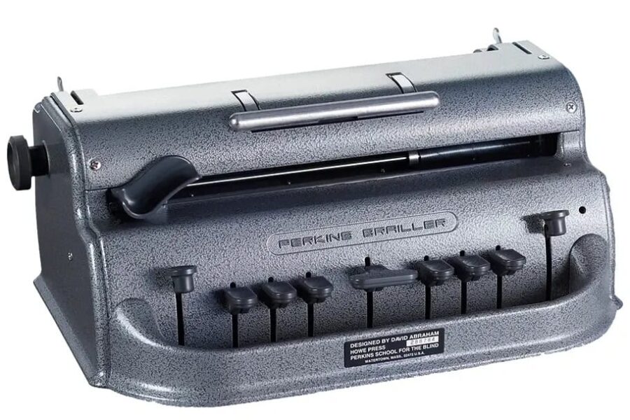 Ansicht von vorne auf die Braille Schreibmaschine Perkins Brailler