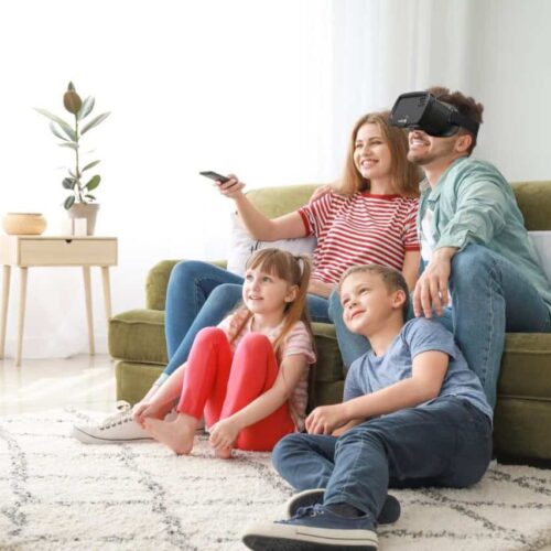 Acesight VR elektronische Lupenbrille in Verwendung bei einer Familie auf der Couch